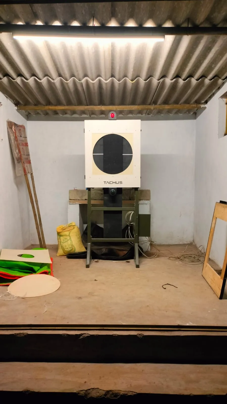 Tachus 25 electronic target unit with its red traffic light mounted on top