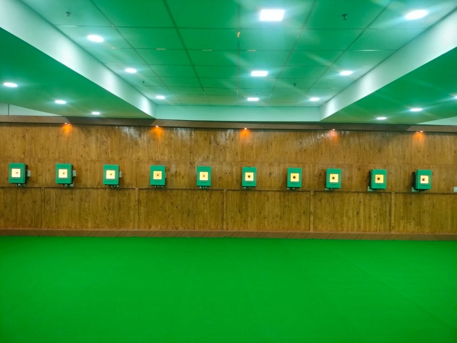 Indoor range with multiple lanes fitted with illuminated Tachus electronic targets